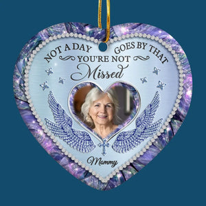 Photo personnalisée : pas un jour ne passe sans que vous ne nous manquiez - Ornement personnalisé commémoratif personnalisé - En forme de cœur en céramique - Cadeau de condoléances, cadeau de Noël pour les membres de la famille