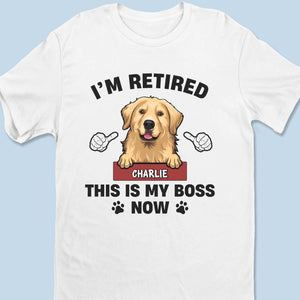 Je suis à la retraite, c'est mon patron maintenant - T-shirt unisexe personnalisé, T-shirt premium, sweat à capuche - Appréciation, cadeau de retraite pour collègues, amis de travail, collègues, propriétaires d'animaux, amoureux des animaux