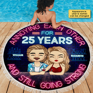 Serviette de plage ronde personnalisée « On s'ennuie les uns les autres depuis des années » - Cadeau pour couple, mari et femme