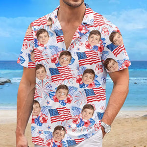 Photo personnalisée Notre famille a une ambiance estivale - Chemise hawaïenne tropicale unisexe personnalisée pour la famille - Cadeau de vacances d'été, cadeau pour les membres de la famille