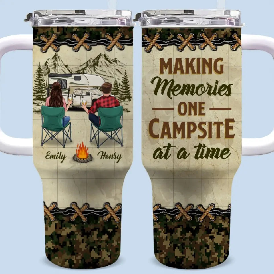 Ensemble, nous atteignons nos objectifs de camping ! Gobelet personnalisé en acier inoxydable de 1 134 ml avec poignée ! Cadeau idéal pour les amoureux du camping.