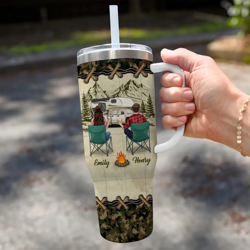 Ensemble, nous atteignons nos objectifs de camping ! Gobelet personnalisé en acier inoxydable de 1 134 ml avec poignée ! Cadeau idéal pour les amoureux du camping.
