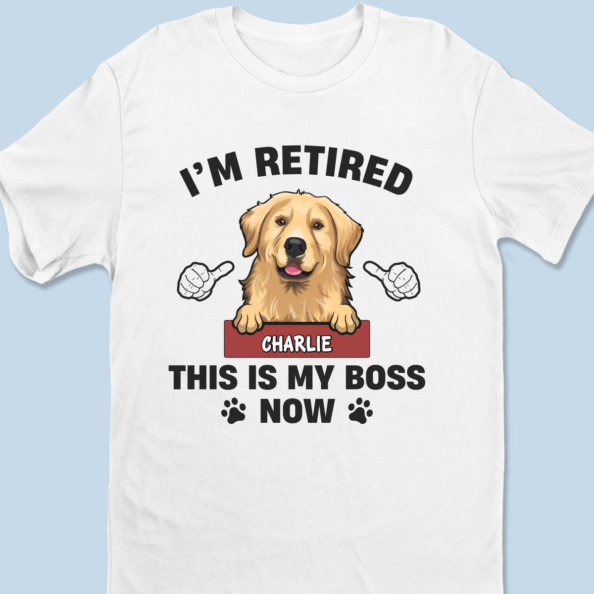 Je suis à la retraite, c'est mon patron maintenant - T-shirt unisexe personnalisé, T-shirt premium, sweat à capuche - Appréciation, cadeau de retraite pour collègues, amis de travail, collègues, propriétaires d'animaux, amoureux des animaux