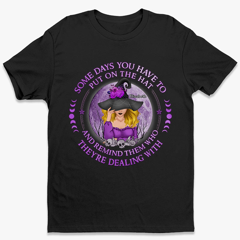 Dans un monde rempli de princesses, soyez une sorcière ! T-shirt, sweat à capuche et sweat-shirt unisexe personnalisé pour sorcières ! Cadeau d'Halloween pour sorcières, vous-même