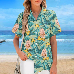 Motif personnalisé de fleurs et de feuilles colorées - Chemise hawaïenne unisexe tropicale personnalisée pour couple - Cadeau de vacances d'été, cadeau pour mari et femme, cadeau d'anniversaire