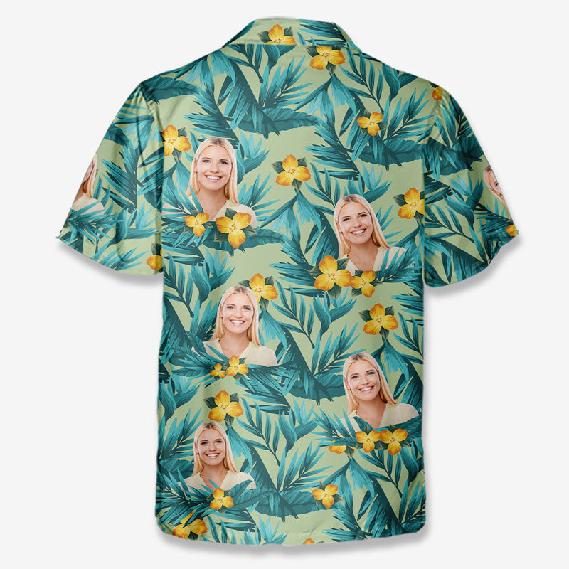 Motif personnalisé de fleurs et de feuilles colorées - Chemise hawaïenne unisexe tropicale personnalisée pour couple - Cadeau de vacances d'été, cadeau pour mari et femme, cadeau d'anniversaire