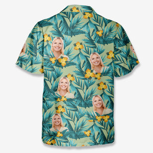 Motif personnalisé de fleurs et de feuilles colorées - Chemise hawaïenne unisexe tropicale personnalisée pour couple - Cadeau de vacances d'été, cadeau pour mari et femme, cadeau d'anniversaire