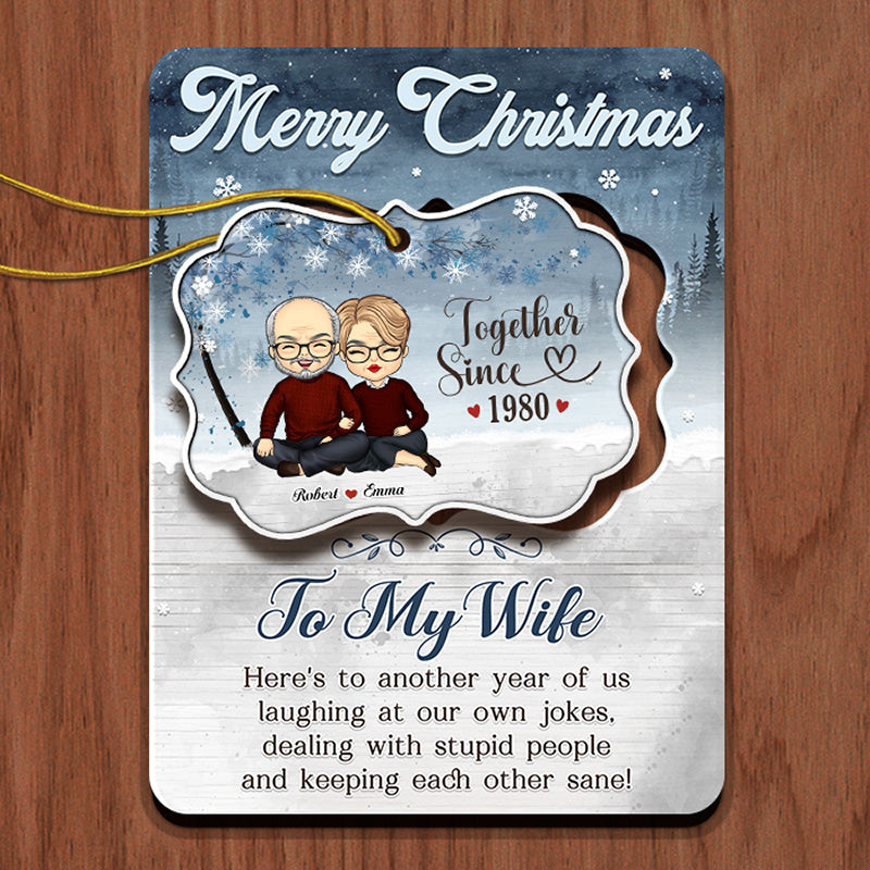 Une autre année où nous rions de nos propres blagues - Carte en bois personnalisée pour couple avec ornement amovible - Cadeau de Noël pour mari et femme, anniversaire