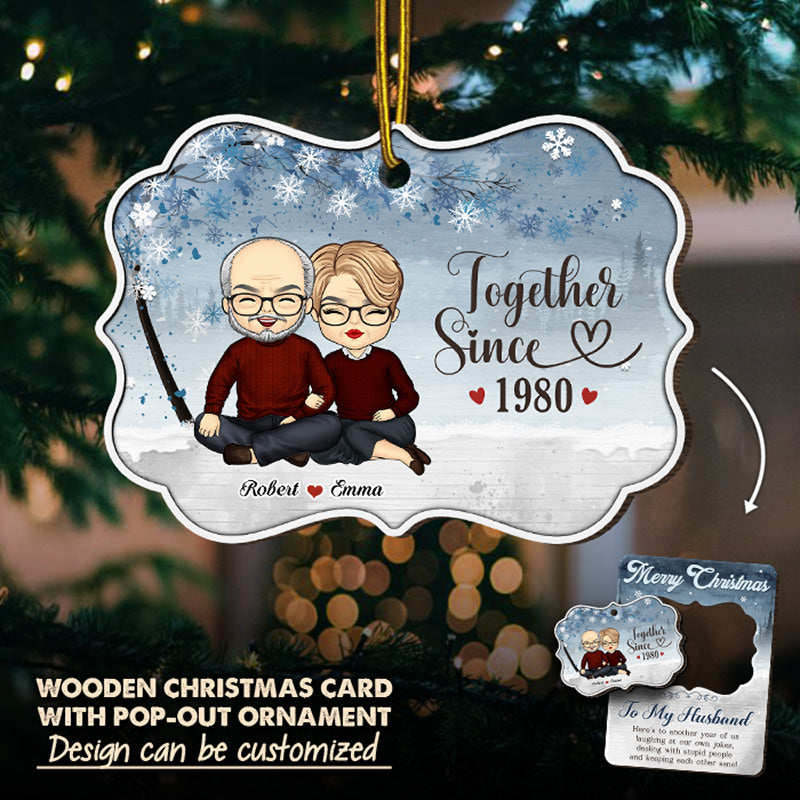Une autre année où nous rions de nos propres blagues - Carte en bois personnalisée pour couple avec ornement amovible - Cadeau de Noël pour mari et femme, anniversaire