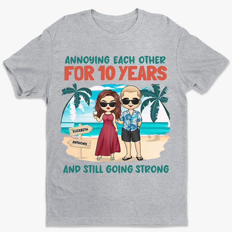 Heureux de s'embêter mutuellement pendant des années et toujours aussi forts - T-shirt unisexe personnalisé pour couple, sweat à capuche, sweat-shirt - Vacances d'été, cadeau pour mari et femme, anniversaire