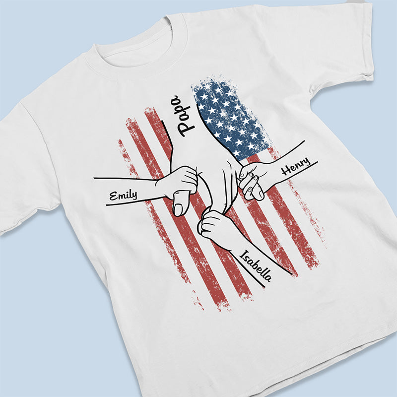 Main dans la main, je te protégerai - T-shirt patriotique unisexe personnalisé pour la famille, sweat à capuche, sweat-shirt - Fête des pères, Jour de l'Indépendance, 4 juillet, cadeau d'anniversaire pour papa