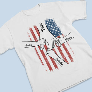 Main dans la main, je te protégerai - T-shirt patriotique unisexe personnalisé pour la famille, sweat à capuche, sweat-shirt - Fête des pères, Jour de l'Indépendance, 4 juillet, cadeau d'anniversaire pour papa