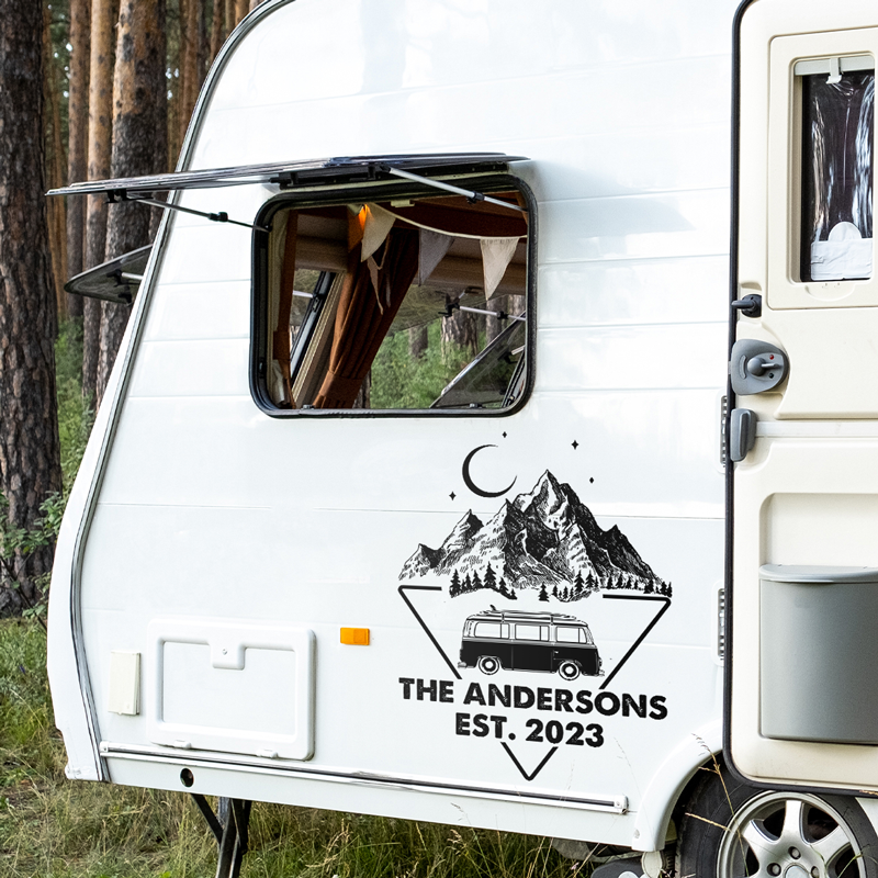 Le camping est ma thérapie dans l'étreinte de la nature - Autocollant de camping personnalisé pour camping-car - Cadeau pour les amateurs de camping