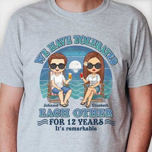 Nous nous sommes tolérés pendant de nombreuses années, c'est remarquable - T-shirt unisexe personnalisé, sweat à capuche, sweat-shirt - Cadeau pour couple, mari femme, anniversaire, fiançailles, mariage, cadeau de mariage