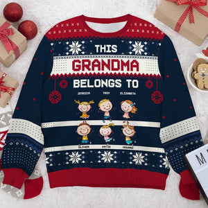 Cette grand-mère appartient à ces enfants géniaux - Sweat-shirt moche personnalisé pour la famille - Pull en laine unisexe - Cadeau de Noël pour grand-mère et grands-parents