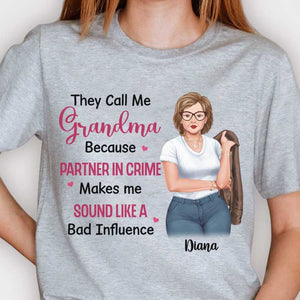 On m'appelle grand-mère parce que mon partenaire dans le crime me fait passer pour une mauvaise influence - Cadeau pour grand-mère, t-shirt unisexe personnalisé, sweat à capuche