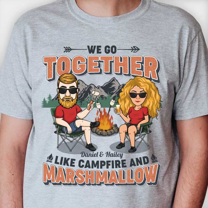 Nous allons ensemble comme un feu de camp et de la guimauve - T-shirt unisexe personnalisé, sweat à capuche, sweat-shirt - Cadeau pour couple, mari femme, anniversaire, fiançailles, mariage, mariage, cadeau de camping