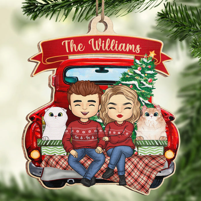Un couple heureux et leurs chiens assis à l'arrière d'un camion rouge - Ornement personnalisé pour couple - Forme unique en bois - Cadeau de Noël pour mari, femme, anniversaire, amoureux des animaux, propriétaires d'animaux