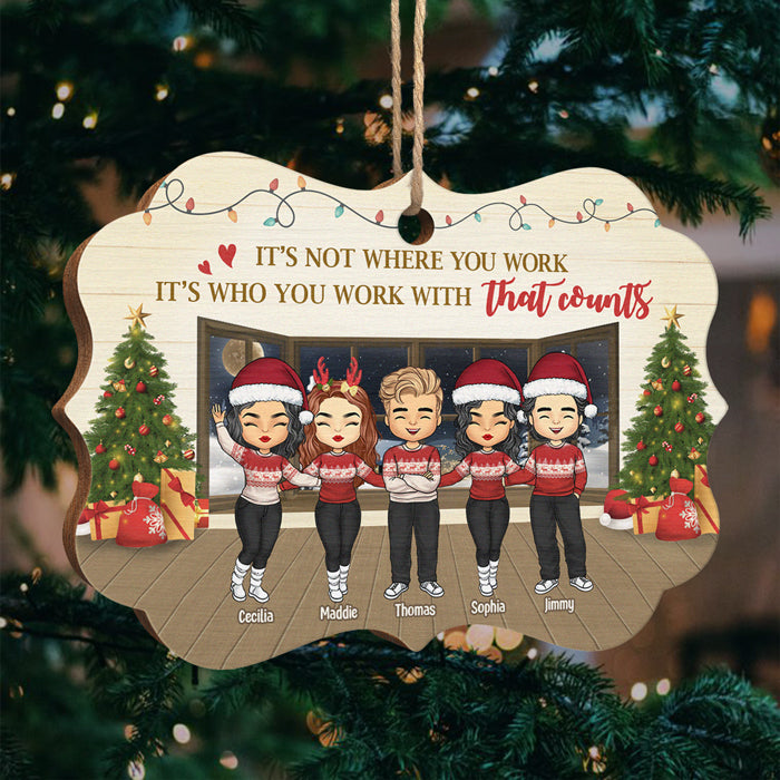 Ce n'est pas l'endroit où vous travaillez, c'est avec qui vous travaillez - Décoration de Noël en bois personnalisée en forme de Benelux - Collègue, bureau, appréciation des employés, cadeau d'adieu, ami de travail, amitié entre collègues