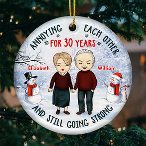 Ennuyeux depuis de nombreuses années et toujours aussi fort - Décoration de Noël ronde en céramique personnalisée - Cadeau pour couple, mari et femme, anniversaire, fiançailles, mariage, cadeau de mariage, cadeau de Noël