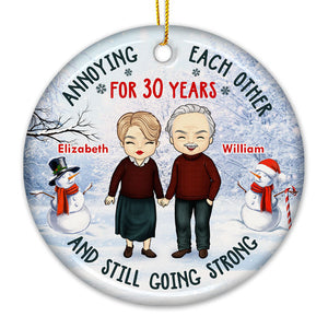 Ennuyeux depuis de nombreuses années et toujours aussi fort - Décoration de Noël ronde en céramique personnalisée - Cadeau pour couple, mari et femme, anniversaire, fiançailles, mariage, cadeau de mariage, cadeau de Noël