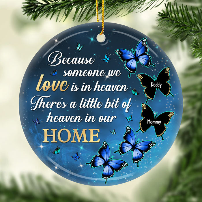 Parce que quelqu'un que nous aimons est au paradis, il y a un petit coin de paradis dans notre maison - Ornement personnalisé commémoratif - Forme ronde en céramique - Cadeau de condoléances, cadeau de Noël pour la famille