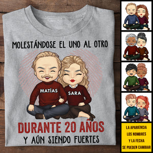 Molestándose El Uno Al Otro Durante Muchos Años Y Aún Siendo Fuertes - Anniversary Gifts, Gift For Couples, Husband Wife - Personalized Unisex T-shirt Spanish.