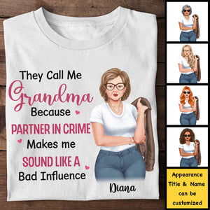 On m'appelle grand-mère parce que mon partenaire dans le crime me fait passer pour une mauvaise influence - Cadeau pour grand-mère, t-shirt unisexe personnalisé, sweat à capuche