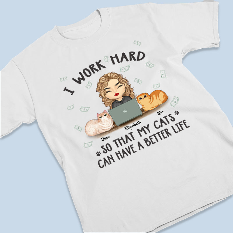 Je travaille dur pour offrir une vie meilleure à mes chats ! T-shirt, sweat à capuche et sweat-shirt unisexe personnalisé pour chat ! Cadeau pour les propriétaires et les amoureux des animaux.