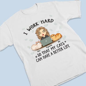Je travaille dur pour offrir une vie meilleure à mes chats ! T-shirt, sweat à capuche et sweat-shirt unisexe personnalisé pour chat ! Cadeau pour les propriétaires et les amoureux des animaux.