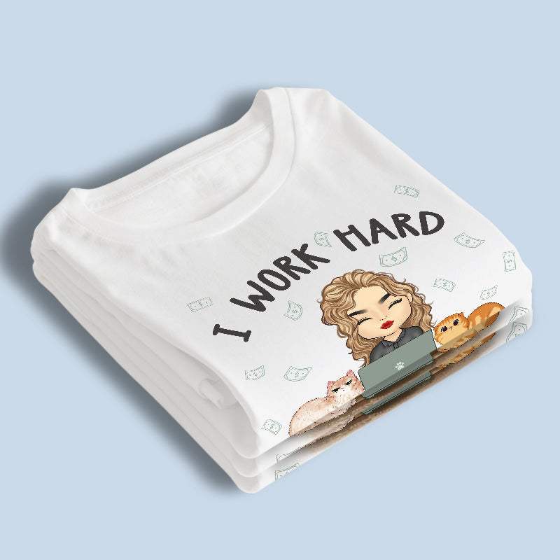 Je travaille dur pour offrir une vie meilleure à mes chats ! T-shirt, sweat à capuche et sweat-shirt unisexe personnalisé pour chat ! Cadeau pour les propriétaires et les amoureux des animaux.